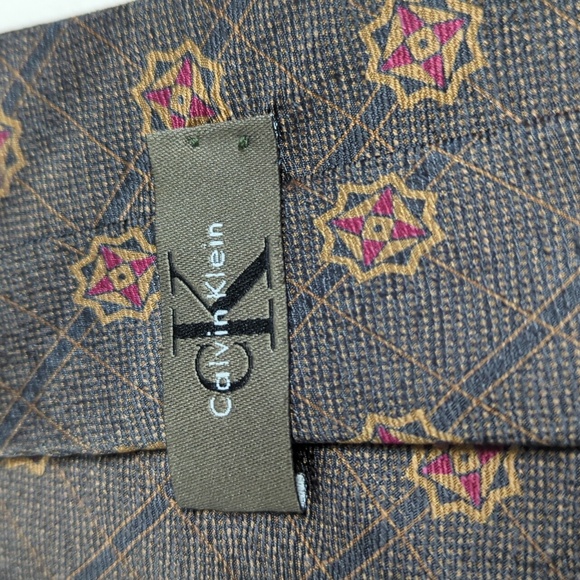 Calvin Klein - Gold/Navy/Scarlet Macclesfield patterned silk tie - Picture 3 of 8